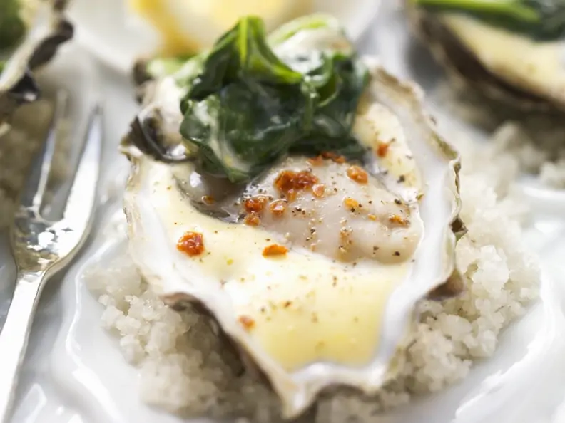 Austern auf Spinat mit würziger Hollandaise
