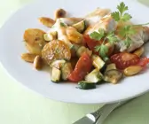 Zitroniges Hühnchen mit Zucchini und Tomate