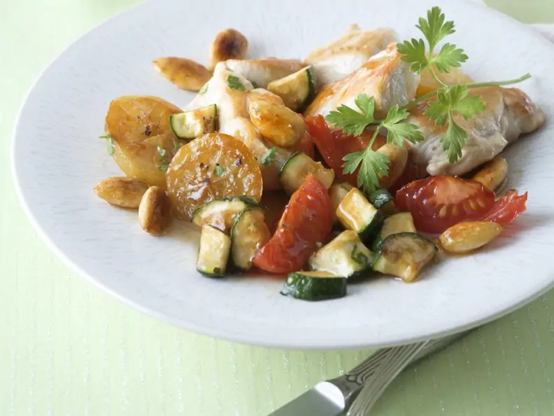 Zitroniges Hühnchen mit Zucchini und Tomate