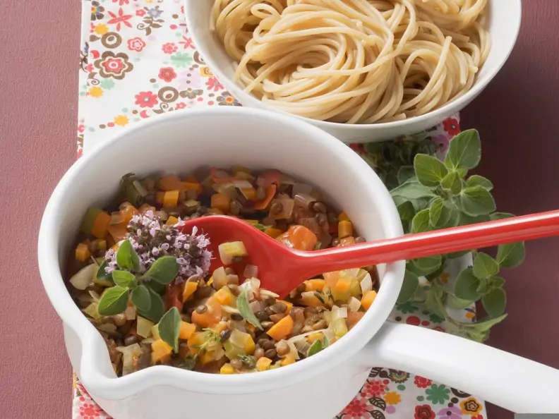 Vegane Gemüse-Bolognese mit Nudeln
