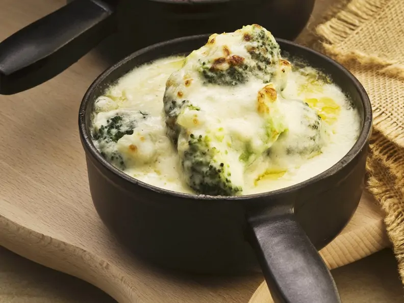 Brokkoli mit Käse gratiniert