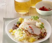 Pochiertes Hühnchenfleisch mit Reisnudeln und Ananas