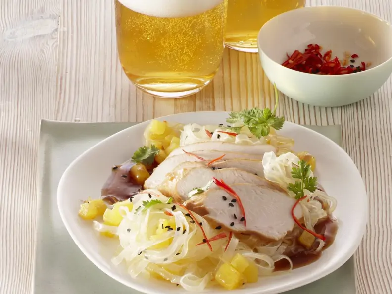 Pochiertes Hühnchenfleisch mit Reisnudeln und Ananas