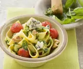 Nudeln mit Walnuss-Pesto und Blauschimmelkäse