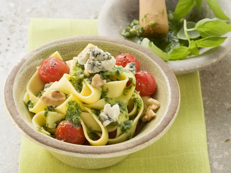 Nudeln mit Walnuss-Pesto und Blauschimmelkäse