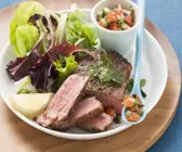 Rindersteak mit Oliven-Tomaten-Sauce