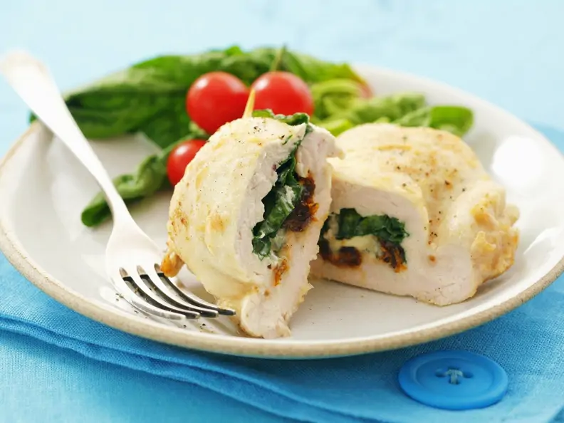 Hähnchenbrust gefüllt mit Spinat, Mozzarella und getrockneten Tomaten