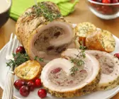 Rollbraten mit Hackfleischfüllung, Cranberries und Buchweizen