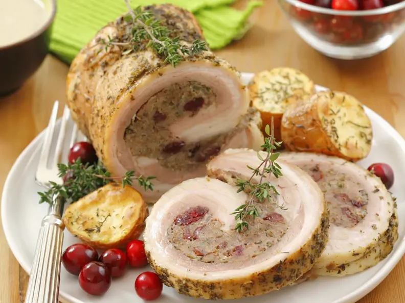 Rollbraten mit Hackfleischfüllung, Cranberries und Buchweizen