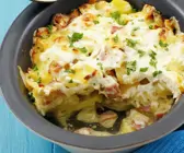 Kartoffelauflauf mit Speck, Zwiebeln und Schmand