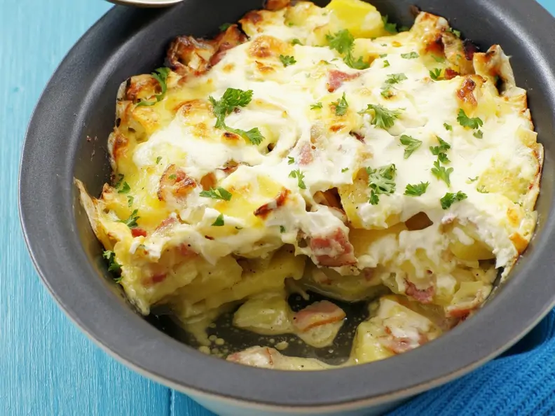 Kartoffelauflauf mit Speck, Zwiebeln und Schmand