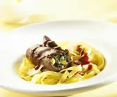 Roulade vom Rind mit Nudeln und Rotweinsoße