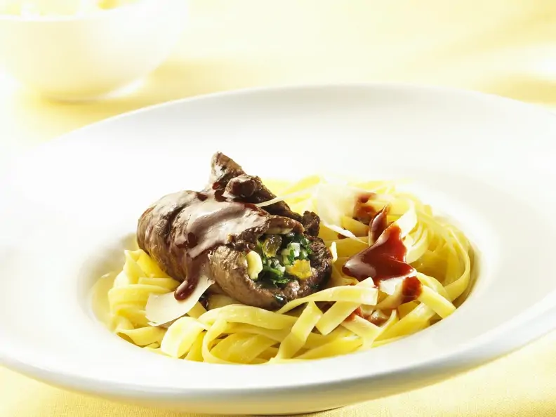 Roulade vom Rind mit Nudeln und Rotweinsoße