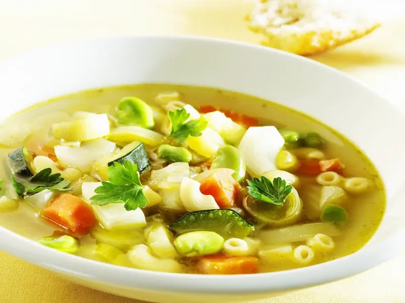 Minestrone mit Hörnchennudeln
