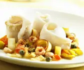 Gerollte Seezungenfilets mit Shrimps, Kapern, Porree und Tomaten