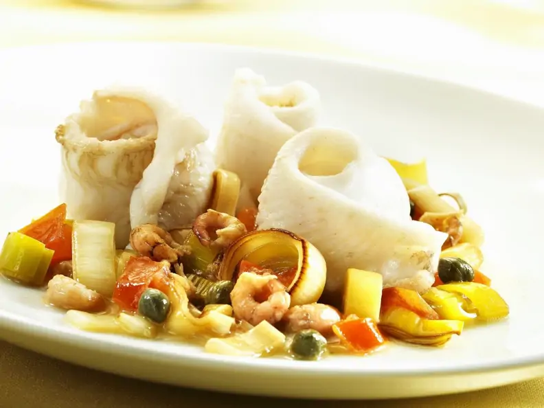 Gerollte Seezungenfilets mit Shrimps, Kapern, Porree und Tomaten
