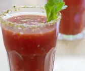 Gazpacho mit Kräuterrand