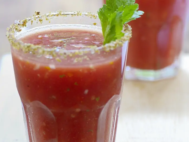 Gazpacho mit Kräuterrand