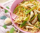 Eiernudeln mit Hähnchen und Gemüse auf vietnamesische Art