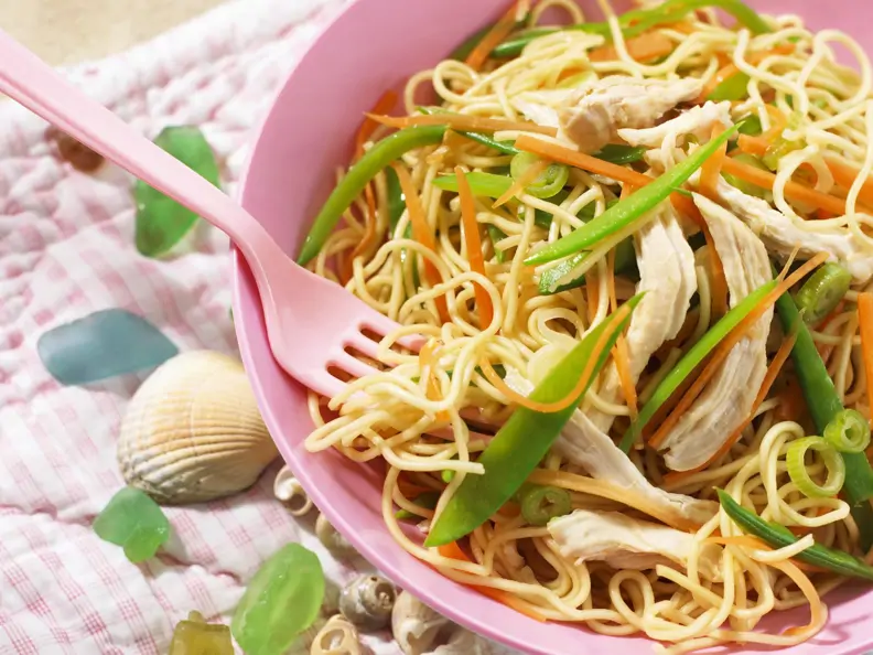 Eiernudeln mit Hähnchen und Gemüse auf vietnamesische Art