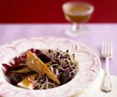 Salat aus Roter Bete, Radicchio, Räuchermakrele und Sprossen
