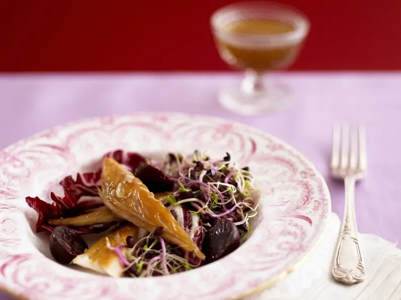 Salat aus Roter Bete, Radicchio, Räuchermakrele und Sprossen