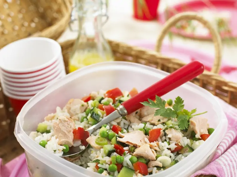 Gemüse-Reis-Salat mit Lachs