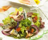 Salat mit würzigem Blauschimmel, Nüssen und essbaren Blüten