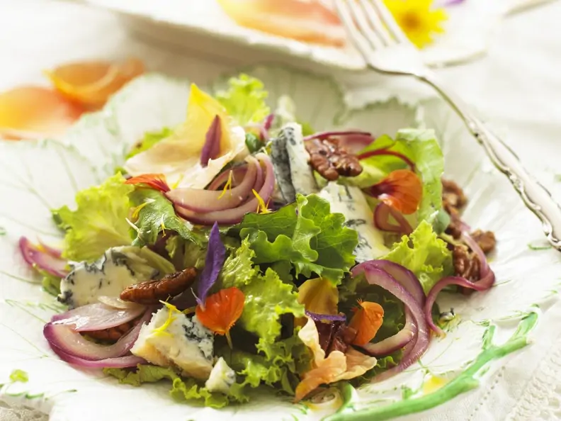 Salat mit würzigem Blauschimmel, Nüssen und essbaren Blüten