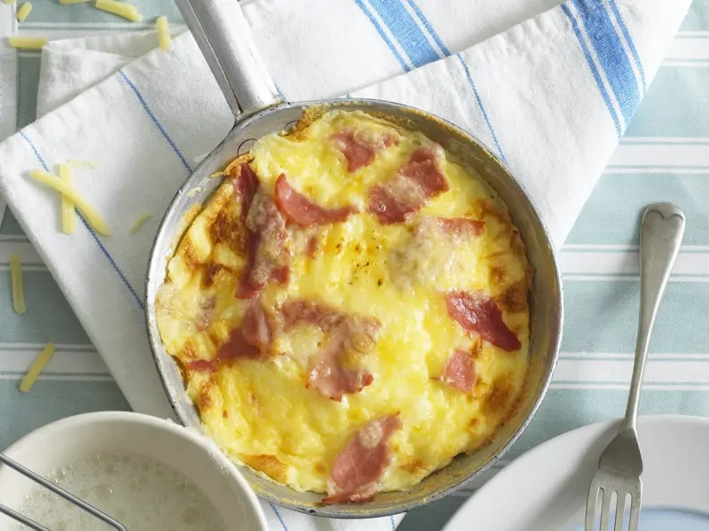 Omelett mit Käse und Schinken