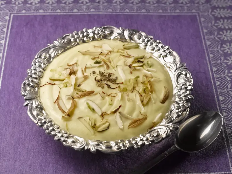 Indisches Joghurtdessert mit exotischen Früchten (Shrikhand)