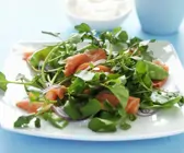 Grüner Salat mit Räucherforelle