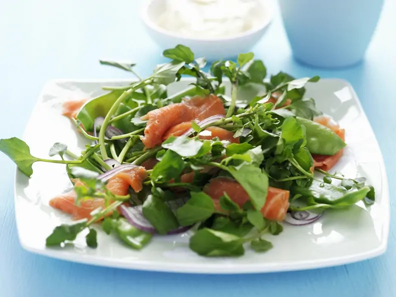 Grüner Salat mit Räucherforelle