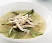 Geflügelsuppe mit Spargel und Porree