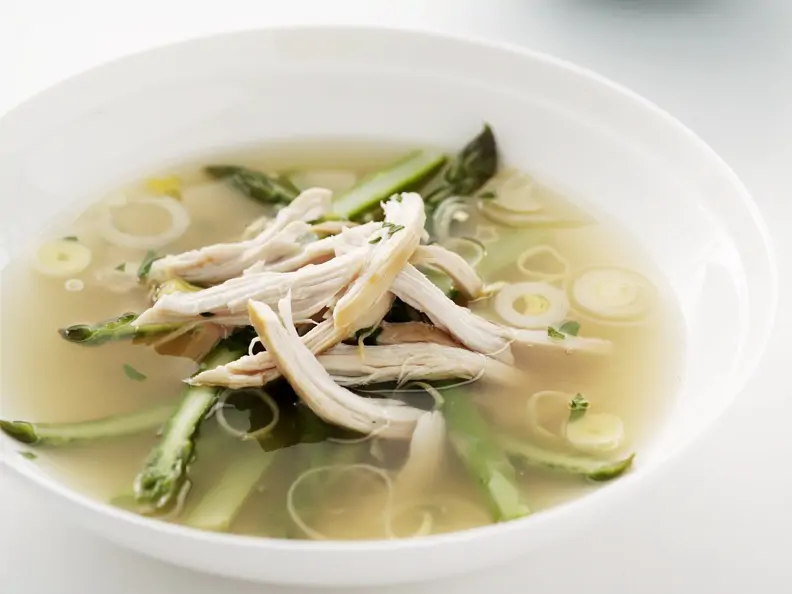Geflügelsuppe mit Spargel und Porree
