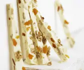Weiße Schokolade mit getrockneten Früchten und Nüssen
