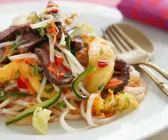 Rindfleischsalat nach thailändischer Art mit Mango und Gemüse