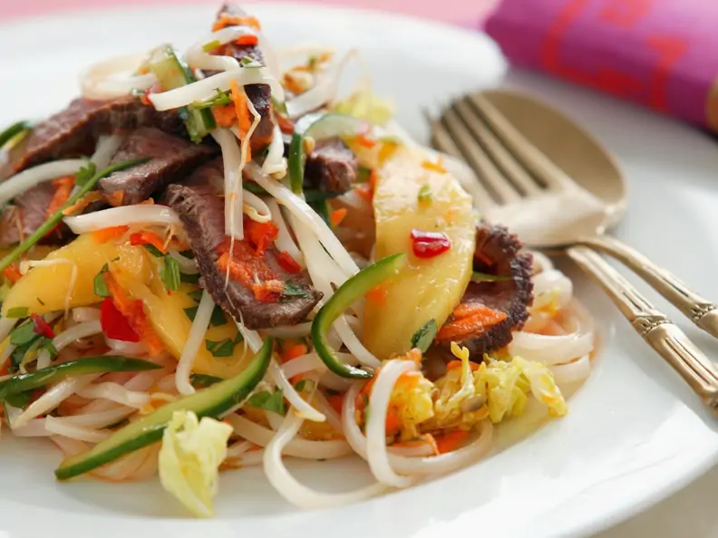 Rindfleischsalat nach thailändischer Art mit Mango und Gemüse