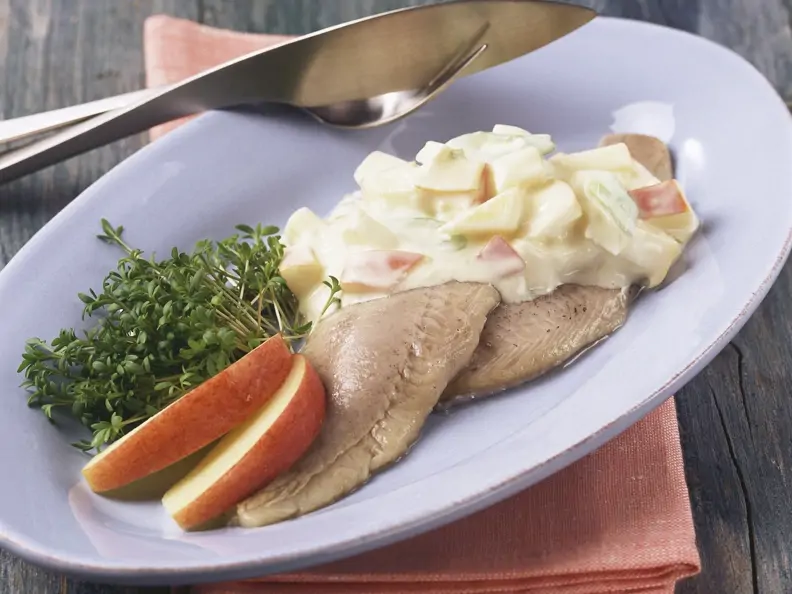 Matjeshering mit Zwiebel-Apfel-Sauce