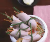 Gemüsestreifen im Putenbrustwickel mit Senfsauce