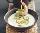 Avocado-Garnelen-Suppe mit Physalis