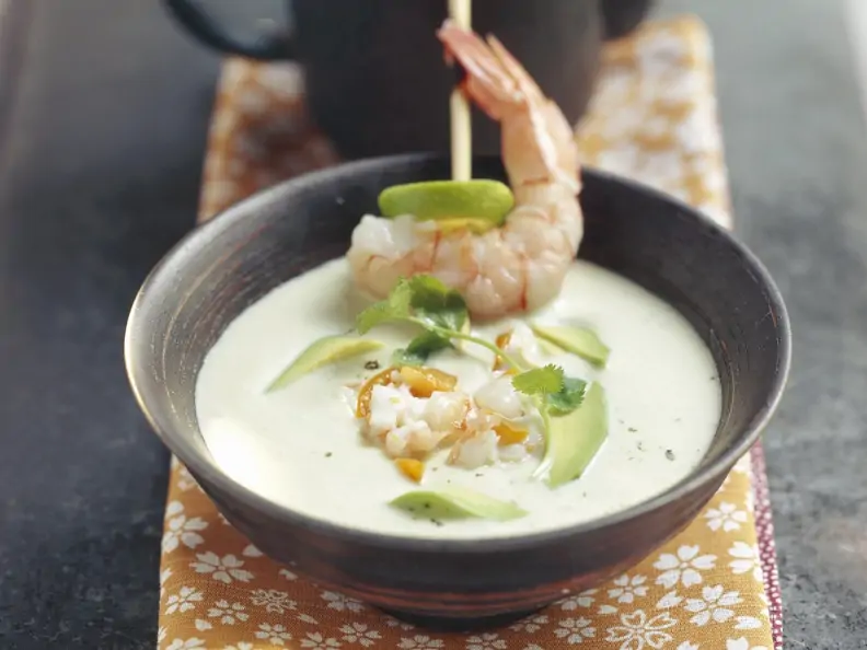 Avocado-Garnelen-Suppe mit Physalis
