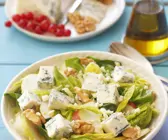 Spinat-Birnen-Salat mit Blauschimmelkäse und Walnüssen