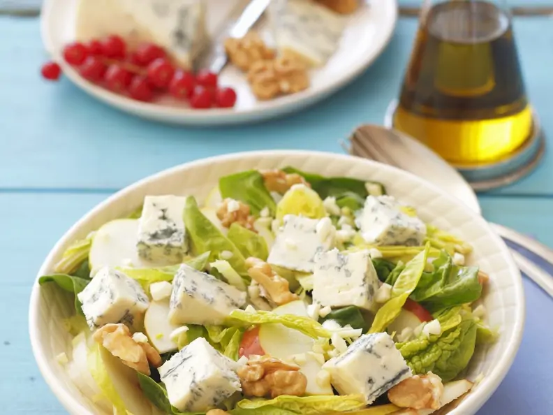 Spinat-Birnen-Salat mit Blauschimmelkäse und Walnüssen