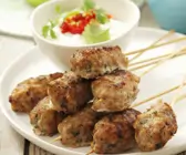 Spießchen mit Hackfleisch dazu Joghurt-Soße