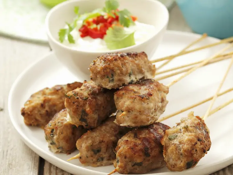 Spießchen mit Hackfleisch dazu Joghurt-Soße