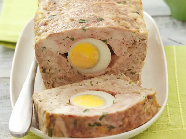 Hackbraten mit Ei gefüllt