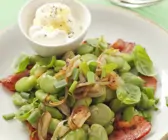 Dicke Bohnen-Salat mit rohem Schinken (Pancetta) und Edelzwiebeln
