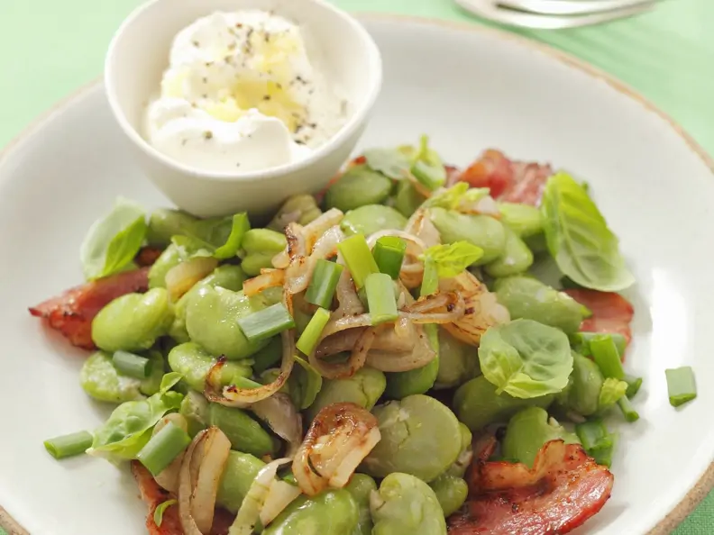 Dicke Bohnen-Salat mit rohem Schinken (Pancetta) und Edelzwiebeln