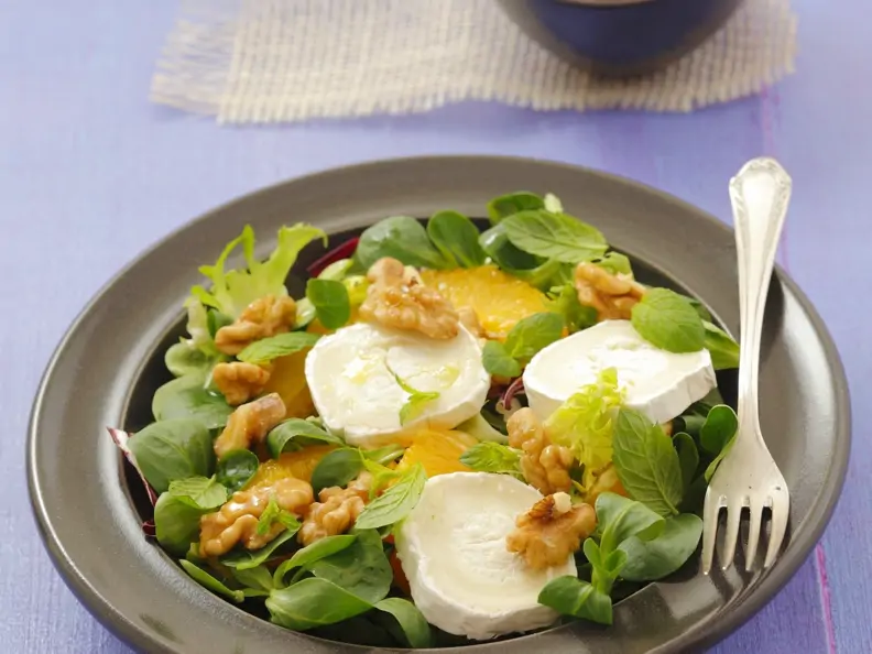Grüner Salat mit Ziegenkäse, Orangen und Walnüssen